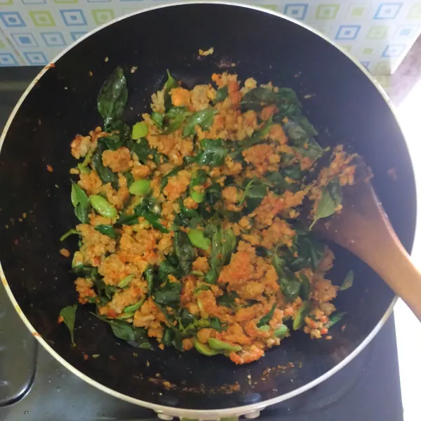 Masak hingga oncom matang dan daun kemangi terlihat agak layu, kemudian tes rasa dan matikan api.