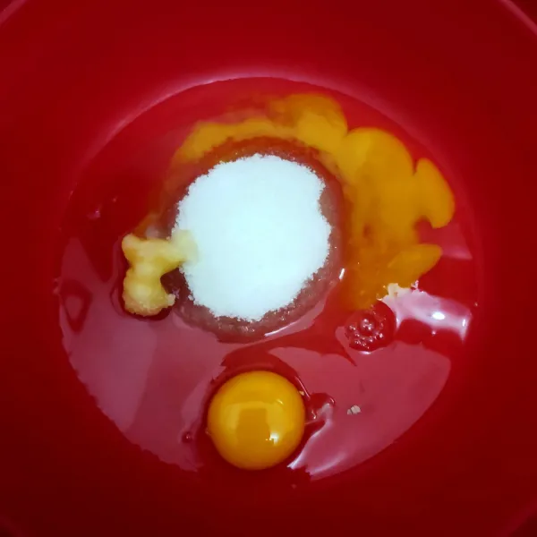 Campur gula, sp, dan telur jadi satu.