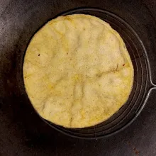 Goreng kerupuk sampai matang.