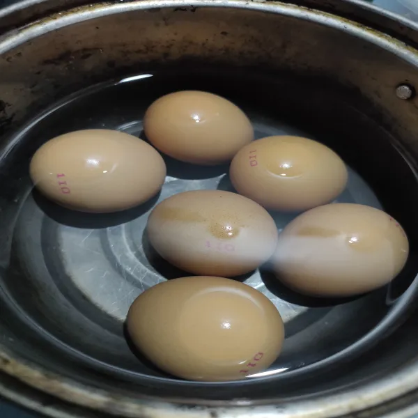 Cuci bersih telur, kemudian rebus hingga matang.
