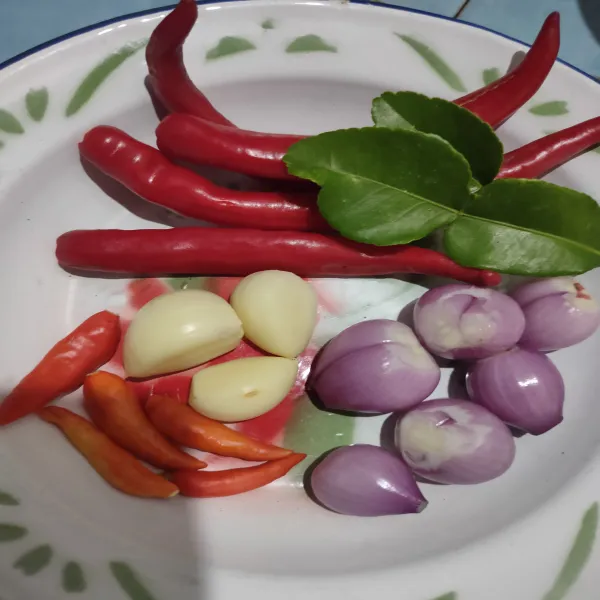 Siapkan bahan bumbu halus, kemudian haluskan.