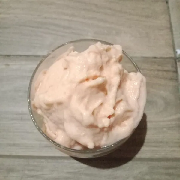 Tata di dalam gelas remahan biskuit kemudian tambahkan ice cream, hias dengan biskuit bagian atas ice cream.