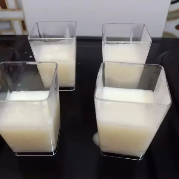 Kemudian tuang ke wadah. Diamkan sekitar 30 menit sampai puding beku.