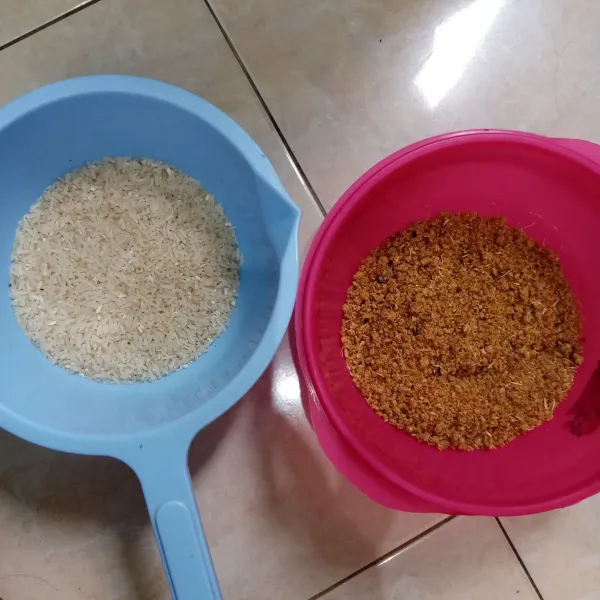 Siapkan beras thiwul dan beras putih.