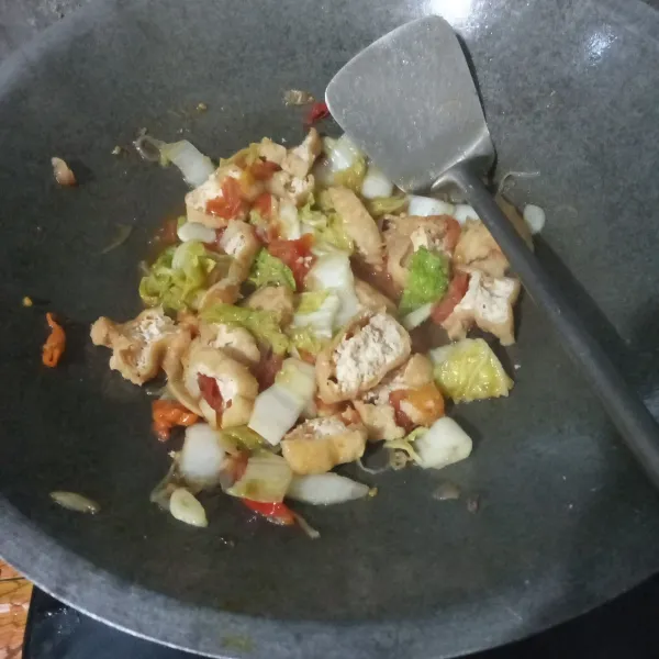 Bumbui dengan garam dan kaldu bubuk. Masak hingga sawi putih matang, cicipi rasanya.