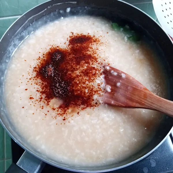 Agar warnanya lebih cantik tambahkan 2 sdm gula aren/palm sugar. Aduk-aduk sampai meletup-letup.