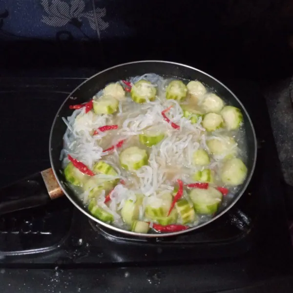 Masak hingga oyong layu dan bumbu meresap, angkat lalu pindahkan ke piring saji.