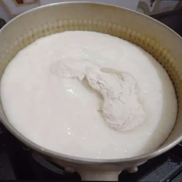 Blender sirsak sampai halus. Masukkan bahan lapis 1 kedalam panci, rebus sambil terus diaduk sampai mendidih.