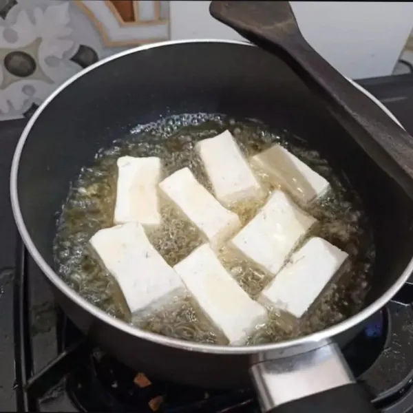 Setelah sekitar 3 jam, tiriskan. Lalu goreng menggunakan minyak yang banyak. Saat memasukan tahu minyak harus benar sudah panas. Balik tahu ketika bagian bawah sudah kecoklatan. Goreng hingga bagian luar tahu kering. angkat dan tiriskan.