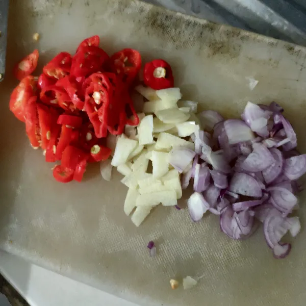 Siapkan bumbu irisan bawang merah, bawang putih, dan cabai rawit.