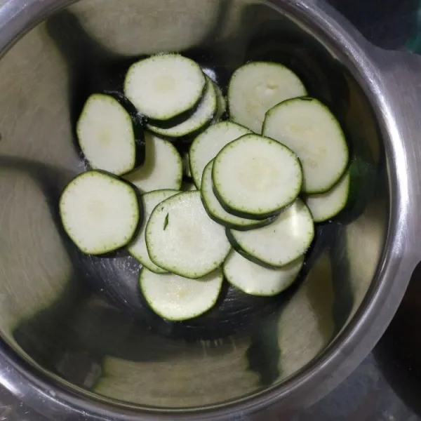 Lumuri zucchini dengan garam, diamkan selama 20 menit. Buang airnya.