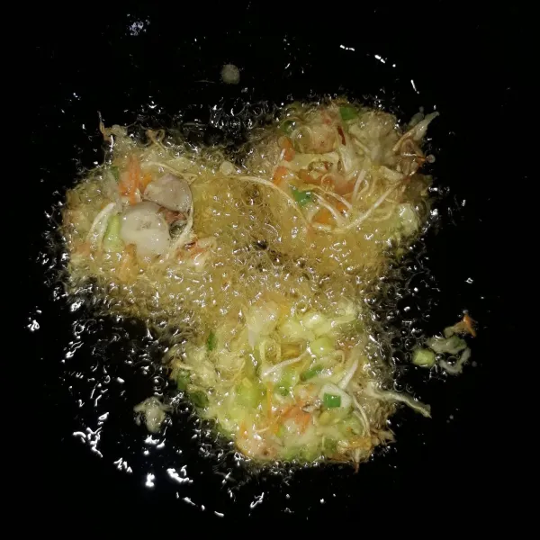 Panaskan minyak, ambil 1 sendok sayur adonan bakwan lalu goreng hingga kuning kecoklatan dan matang kedua sisinya. Saat menggoreng lakukan dengan sekali balik agar bakwan tidak terlalu menyerap minyak. Angkat lalu tiriskan.