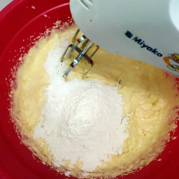 Masukan tepung terigu dan vanili mixer sebentar asal rata dengan speed rendah, matikan.