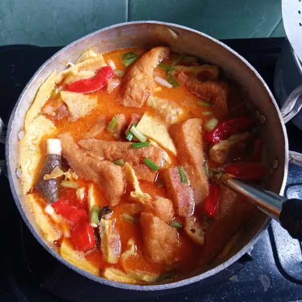 Masukkan daun bawang, aduk sebentar. Sajikan bersama nasi tiwul dan tempe goreng.