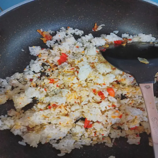 Masukkan nasi, tambahkan garam, penyedap rasa dan kecap.