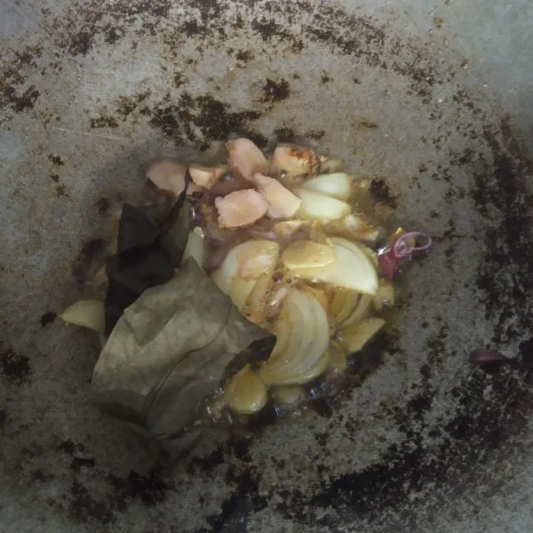 Tumis bawang putih,bawang merah, dan bawang bombay.