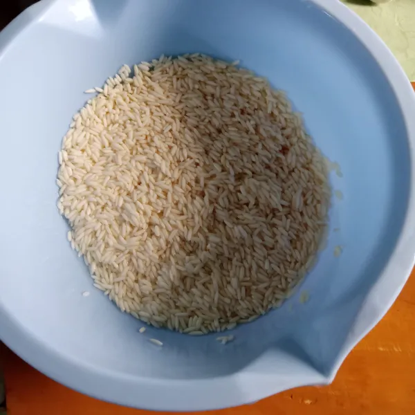 Siapkan beras ketan, lalu cuci bersih.