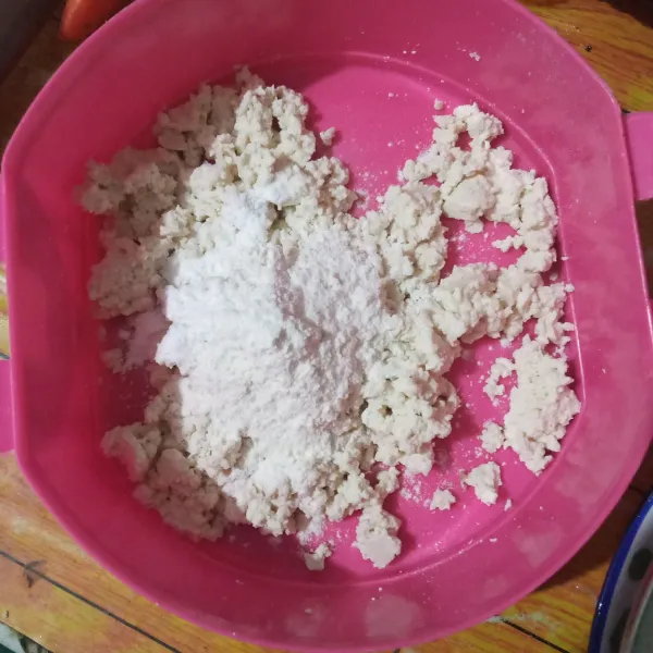 Campurkan garam, bawang putih bubuk, kaldu jamur, lada bubuk, dan tepung terigu, lalu aduk rata.