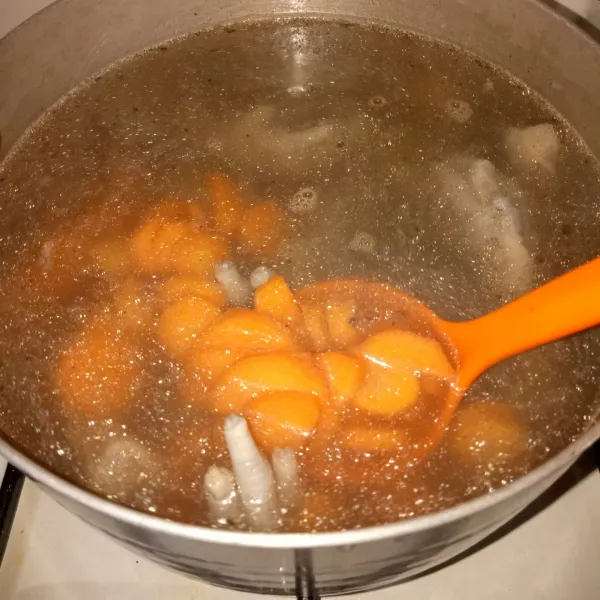 Masukkan wortel, masak setengah matang.