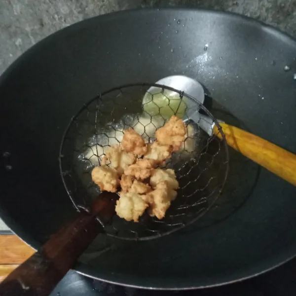 Goreng dalam minyak panas hingga kuning kecokelatan, lalu angkat.