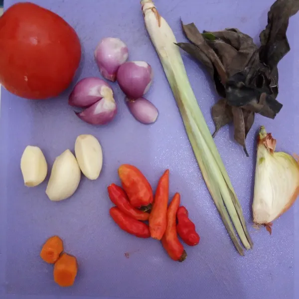 Siapkan bumbu, haluskan bawang merah, bawang putih, kunyit dan cabai rawit.