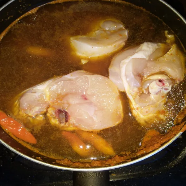 Masukkan potongan daging ayam, masak hingga ayam matang.