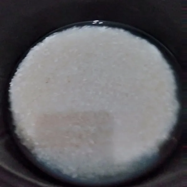 Masukkan beras putih dalam magicom tambahkan 250 ml air (sesuaikan jenis beras masing-masing).