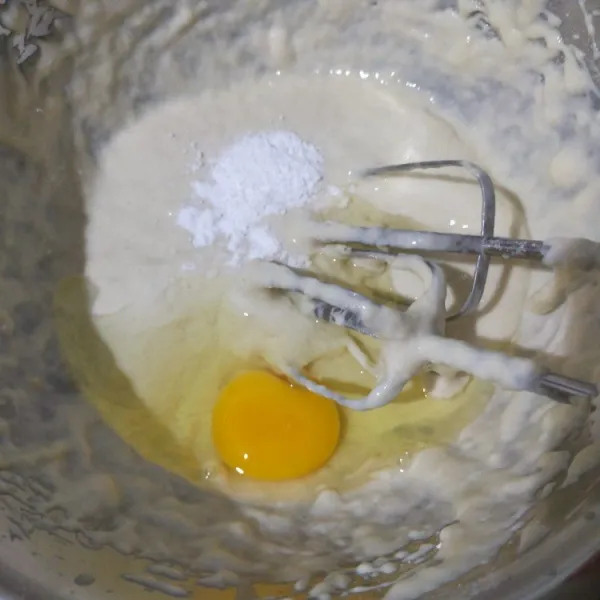 Masukan telur dan baking powder. Kocok hingga rata saja.