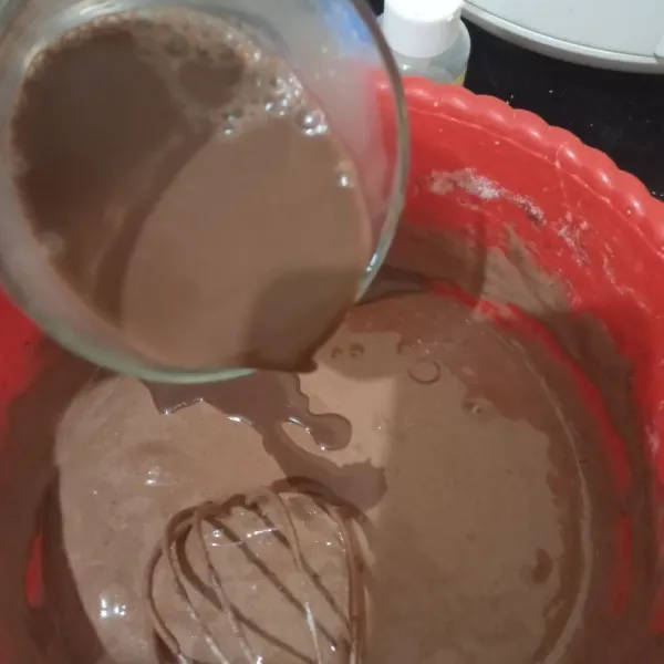 Tuang susu kental manis cokelat yang sudah diencerkan dengan air beserta vanilla essence. Aduk asal rata.