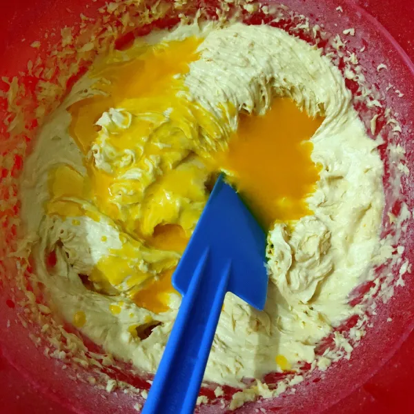 Masukan margarin yang sudah di lelehkan, aduk balik dengan spatula jangan sampe ada yg mengendap.
