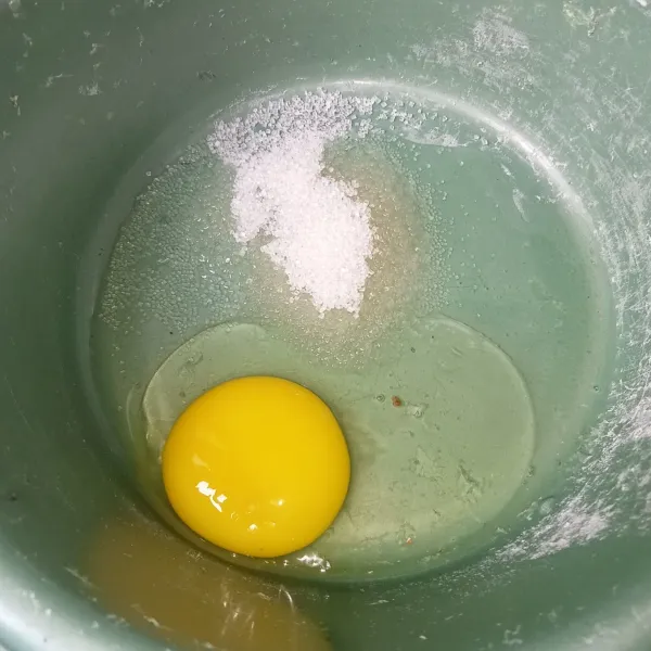 Campur telur, gula pasir dan vanili bubuk. Aduk-aduk hingga gula larut.