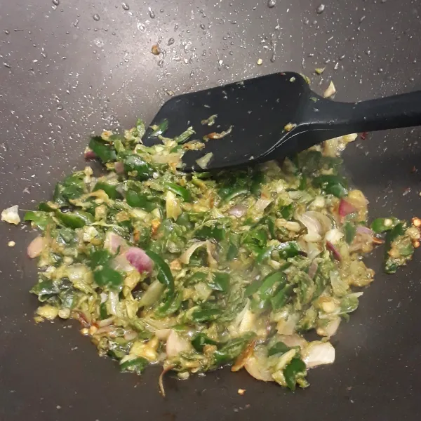 Tumis sambal hijau memakai minyak bekas untuk menggoreng udang rebon hingga harum.