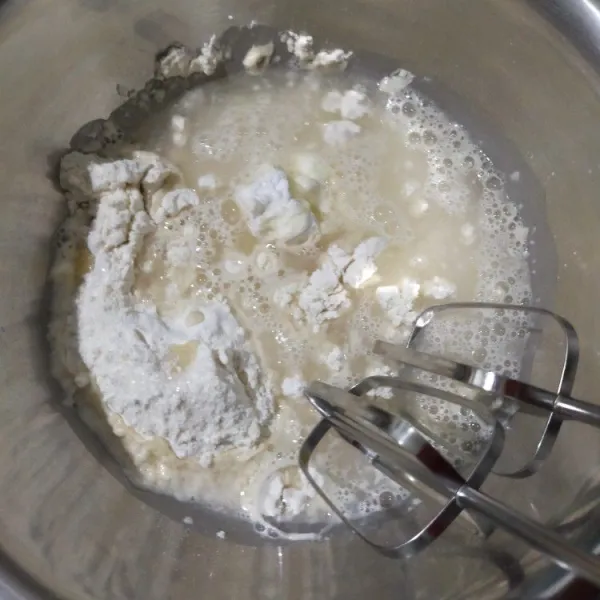 Kocok dengan kecepatan sedang tepung terigu, tepung maizena, gula pasir dan air selama 6-7 menit.