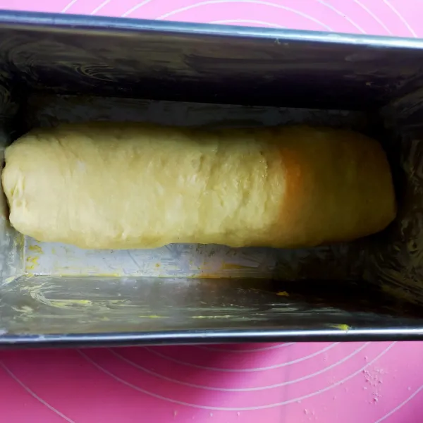 Masukkan dalam loyang roti tawar yang telah diolesi margarin.