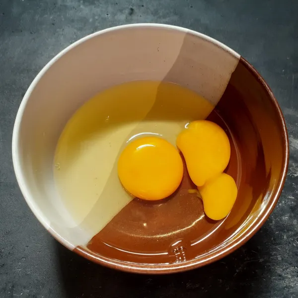 Pecahkan telur dalam mangkuk.