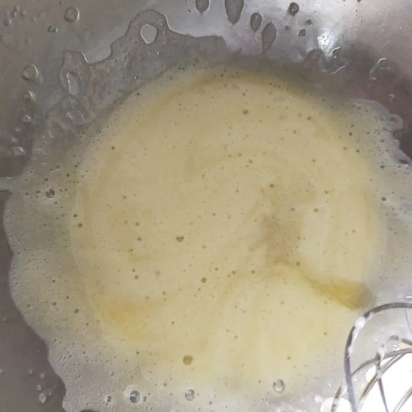 Aduk rata dengan whisk gula yang sudah di blender dengan telur.