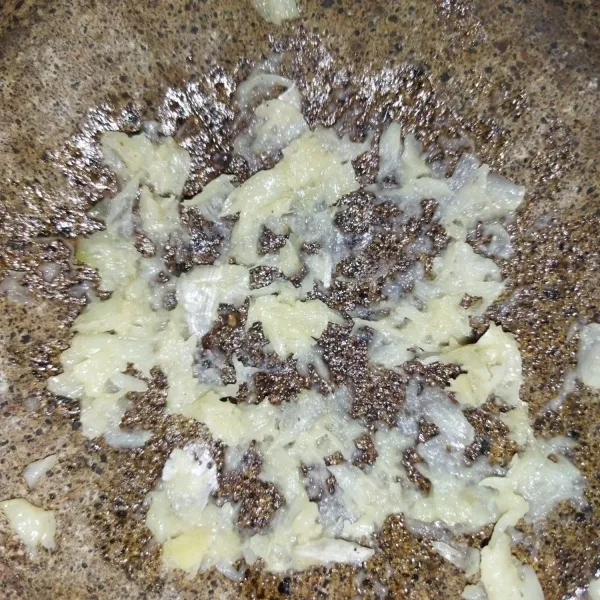 Adonan batagor : siapkan bawang putih, goreng sebentar lalu haluskan.