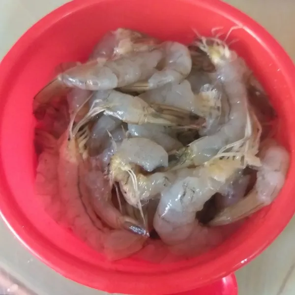 Bersihkan udang, buang cangkang dan kepalanya.