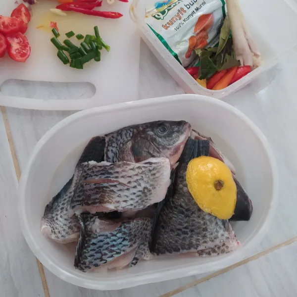 potong sesuai selera.
cuci ikan nila , lalu peraskan jeruk lemon atau jeruk nipis, sisihkan.