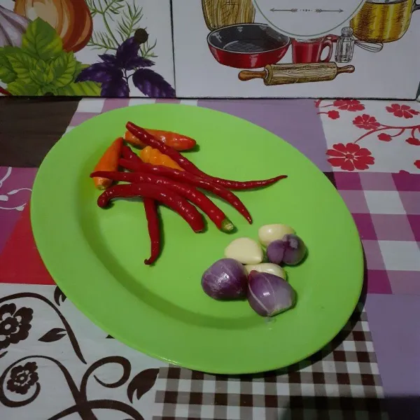 Haluskan bawang merah, bawang putih, dan cabai.