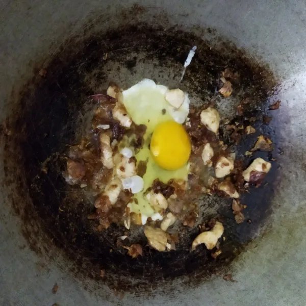 Lalu tumis dengan sedikit minyak, masukkan potongan ayam, tunggu sampai matang lalu masukkan telur, buat orak arik.