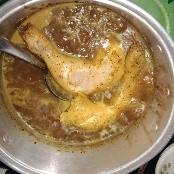 Siapkan ayam, lalu rebus hingga mendidih, lalu masukkan bumbu halus beserta serundeng yang sudah disangrai sampai kecoklatan.