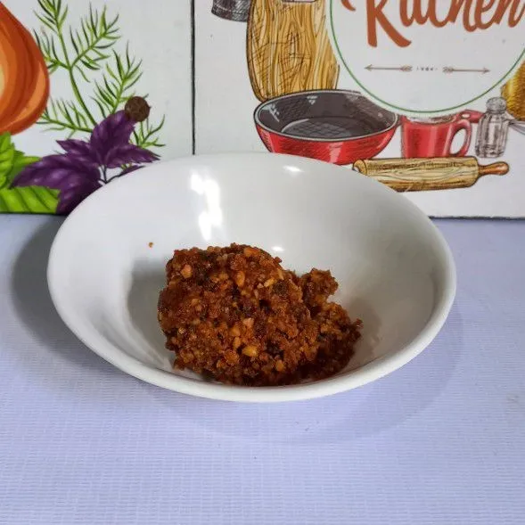 Siapkan bumbu kacang untuk isian.