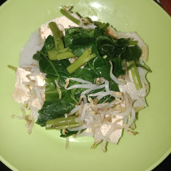 Lalu tata semua bahan tahu tek, kemudian guyur ke semua bahan dan beri kecap manis.
Makanan siap disajikan.