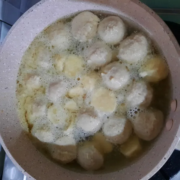 Masukkan air matang, masak hingga mendidih. Lalu masukkan bakso, masak hingga bakso matang.