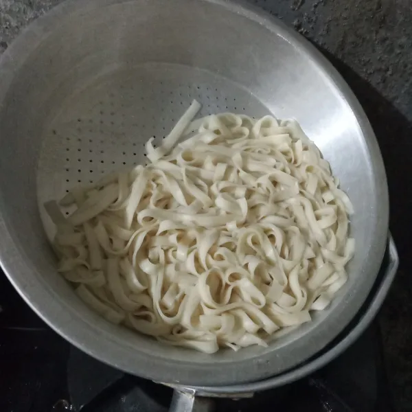 Rebus kwetiau hingga mengembang, tiriskan lalu beri 1 sdm minyak goreng. Aduk rata.