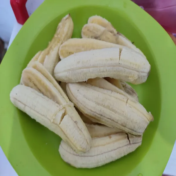 Kupas dan potong pisang berbentuk kipas, lalu sisihkan.