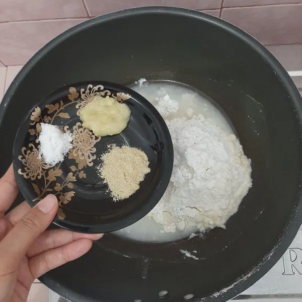 Masukkan bawang putih yang sudah di haluskan, lalu masukkan garam dan penyedap rasa.