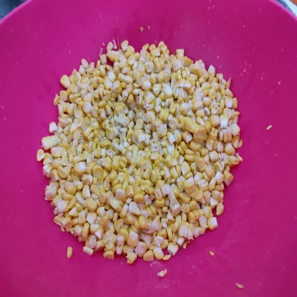 Pipil/sisir jagung, sisihkan.