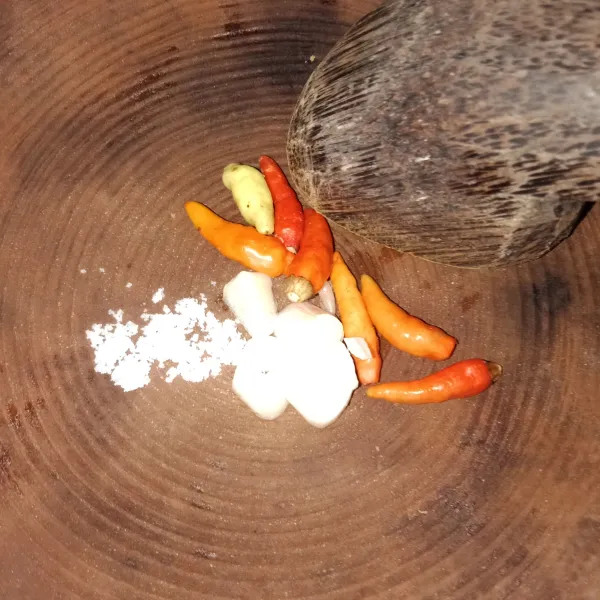 Kemudian uleg bumbu hingga halus.